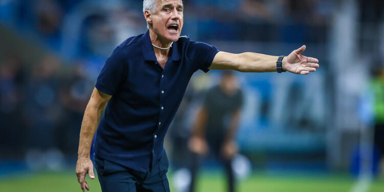 Grêmio compra zagueiro por R$ 3 milhões e Palmeiras receberá 4 jogadores