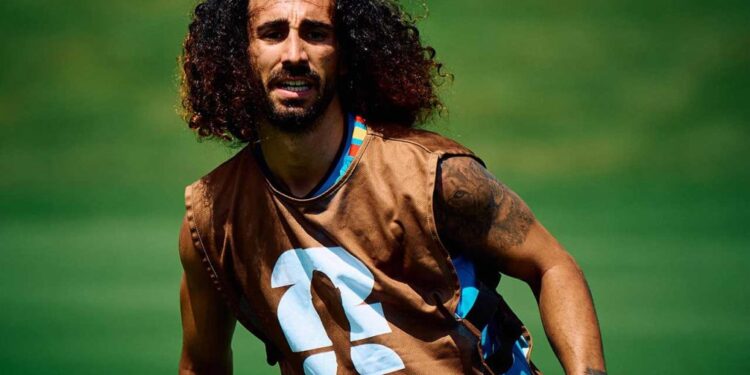 Enquanto o Real Madrid contratou Cucurella, Barcelona estuda a venda de atacante