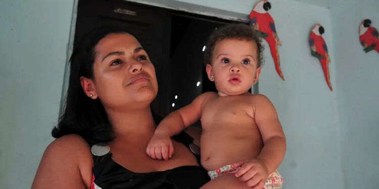 Programa assistencial distribui R$ 300 por mês para mães neste estado e abriu novas vagas