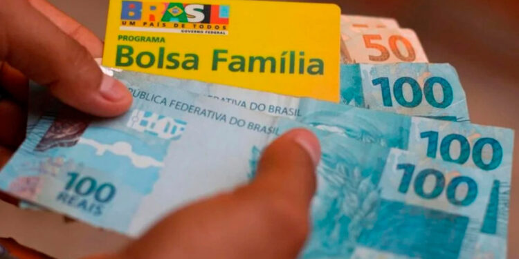 Estado que mais cresceu no Brasil em 2026 paga benefício extra de R$ 300 para beneficiários do Bolsa Família