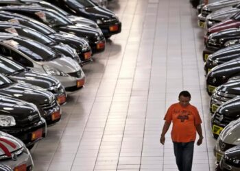 Idade máxima para comprar um carro financiado no Brasil: depois disso fica muito difícil
