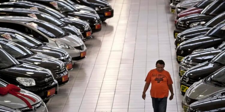 Idade máxima para comprar um carro financiado no Brasil: depois disso fica muito difícil
