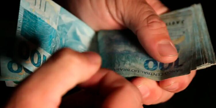 Quem ganha até R$ 13 mil por mês pode solicitar esse benefício do governo federal