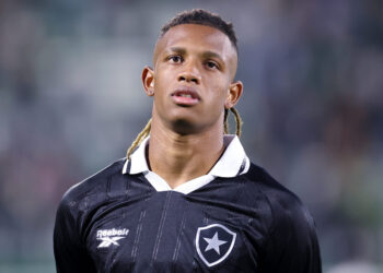 Enquanto exige 40 milhões de euros por Danilo, Botafogo facilita a saída de outro jogador para o Peñarol