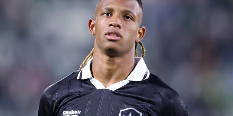 Enquanto exige 40 milhões de euros por Danilo, Botafogo facilita a saída de outro jogador para o Peñarol