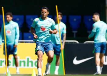 Enquanto Douglas Santos ganha R$ 1,7 milhão no Zenit, Alex Sandro ganha ainda mais no Flamengo