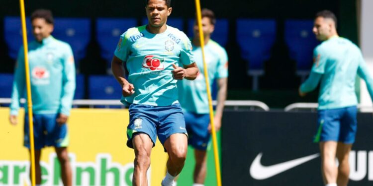 Enquanto Douglas Santos ganha R$ 1,7 milhão no Zenit, Alex Sandro ganha ainda mais no Flamengo