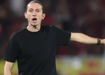 Enquanto Flamengo e Palmeiras brigam por Danilo com proposta de até R$ 207 milhões, Filipe Luís quer atleta do Mengão