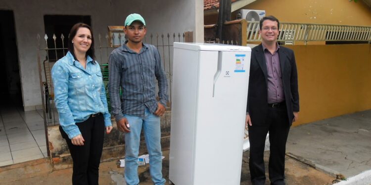 Programa estadual distribui ou troca geladeiras para beneficiar famílias de baixa renda