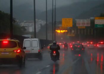 Aviso geral do Contran para motoristas que andam com pneu careca