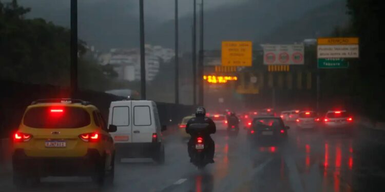 Aviso geral do Contran para motoristas que andam com pneu careca