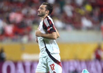 Enquanto Danilo fala em deixar o Flamengo para reforçar o Porto, jogador da Copa do Mundo quer atuar no Mengão