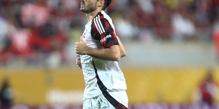 Enquanto Danilo fala em deixar o Flamengo para reforçar o Porto, jogador da Copa do Mundo quer atuar no Mengão