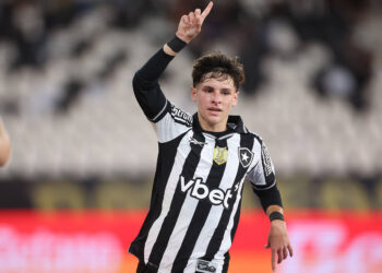 Botafogo aceita proposta de R$ 146,3 milhões para vender Montoro e Flamengo é procurado para negociar Léo Ortiz