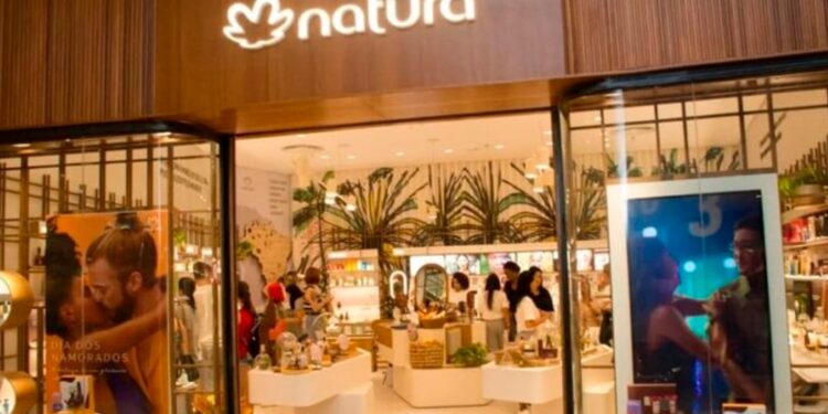 Benefício: Natura está oferecendo desconto para quem levar o verso das figurinhas da Copa do Mundo