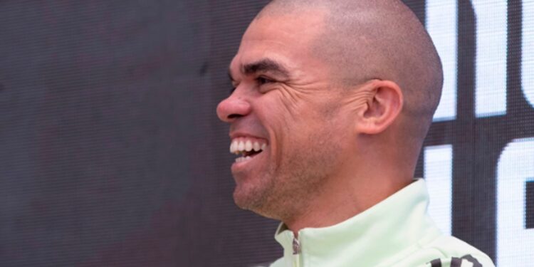 Zagueiro Pepe se aposentou do futebol há tempos e hoje ganha a vida dessa forma