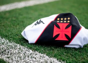 Vasco fechou com um zagueiro e tem mais dois negócios encaminhados