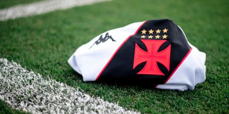 Vasco fechou com um zagueiro e tem mais dois negócios encaminhados