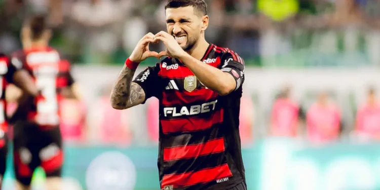 Grande revelação da Copa do Mundo ganha 10 vezes menos que Arrascaeta, do Flamengo