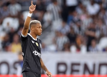Enquanto Flamengo e Palmeiras brigam por Danilo com proposta de até R$ 207 milhões, Filipe Luís quer atleta do Mengão