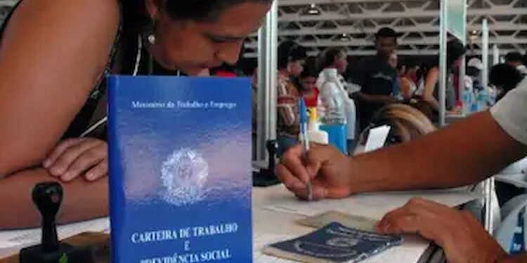 Quem trabalha como CLT pode conseguir quase R$ 5 mil juntando vários benefícios em 2026