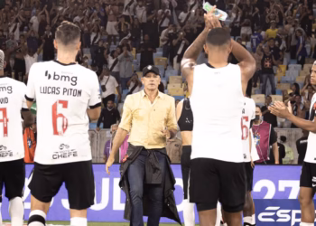 Vasco assina com dois meio-campistas até 2028 e 2029