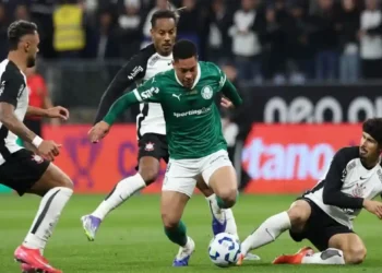 Enquanto o Palmeiras negocia a saída de meio-campista, Corinthians sonha com zagueiro do futebol europeu