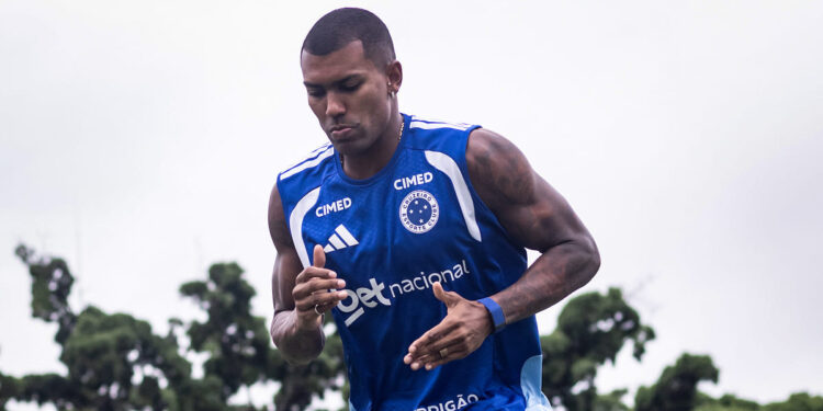 Enquanto o Cruzeiro acertou a saída de Walace para o Vitória, Galo está negociando um meia-atacante com um time português
