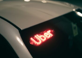 Contran proíbe que motoristas de Uber tenham esse hábito bastante comum