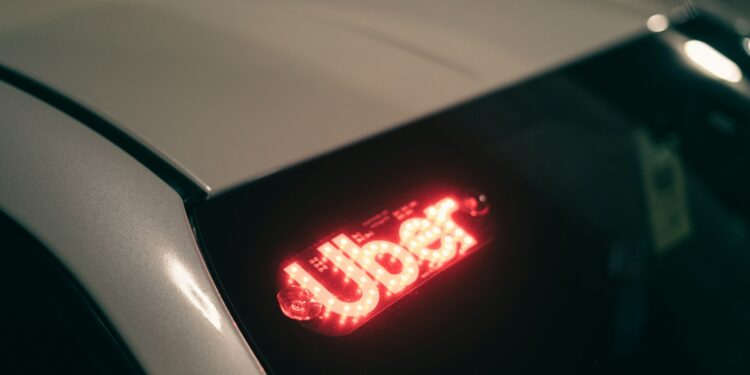 Contran proíbe que motoristas de Uber tenham esse hábito bastante comum