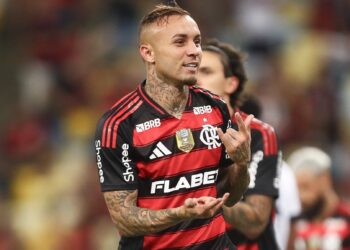 Corinthians faz proposta para Memphis Depay e quer jogador do Flamengo