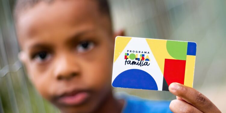 Beneficiários do Bolsa Família podem receber R$ 150 extra no próximo mês