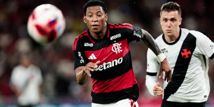 No Vasco, dois jogadores estão voltando após empréstimo, enquanto o Flamengo assinou com dois atletas