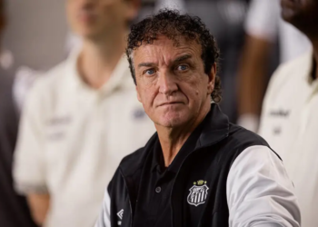 Santos negocia saída de atacante, Athletico-PR contrata jogador de rival do Brasileirão e libera zagueiro de graça