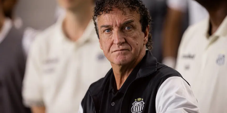 Santos negocia saída de atacante, Athletico-PR contrata jogador de rival do Brasileirão e libera zagueiro de graça