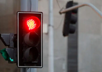 Deixar o carro voltar e bater no veículo de trás no semáforo: o que diz a regra no Brasil?