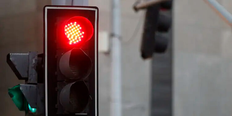 Deixar o carro voltar e bater no veículo de trás no semáforo: o que diz a regra no Brasil?
