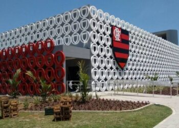 Corinthians encaminha negócio de R$ 31 milhões e Flamengo se aproxima de acerto com zagueiro
