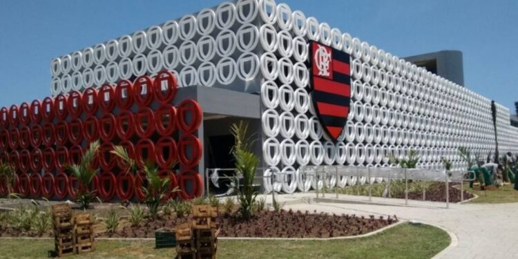 Corinthians encaminha negócio de R$ 31 milhões e Flamengo se aproxima de acerto com zagueiro