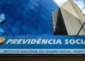 Trabalhadores brasileiros que já poderiam se aposentar e seguem trabalhando podem receber benefício nesse caso
