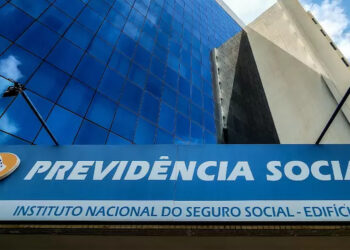 Trabalhadores brasileiros que já poderiam se aposentar e seguem trabalhando podem receber benefício nesse caso