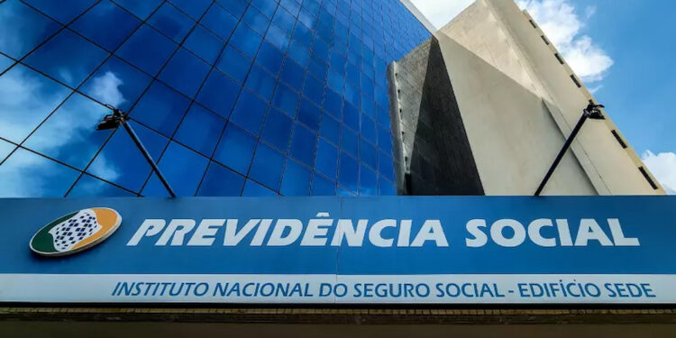Trabalhadores brasileiros que já poderiam se aposentar e seguem trabalhando podem receber benefício nesse caso