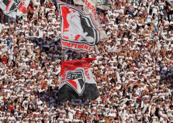 Jogador deixa o São Paulo para jogar na França, enquanto o Corinthians trabalha com a possível venda de dois volantes
