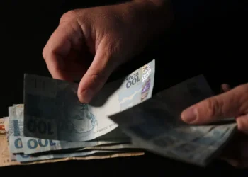 Governo paga benefício familiar de até R$ 1.021 por criança, maior que o Bolsa Família, neste país