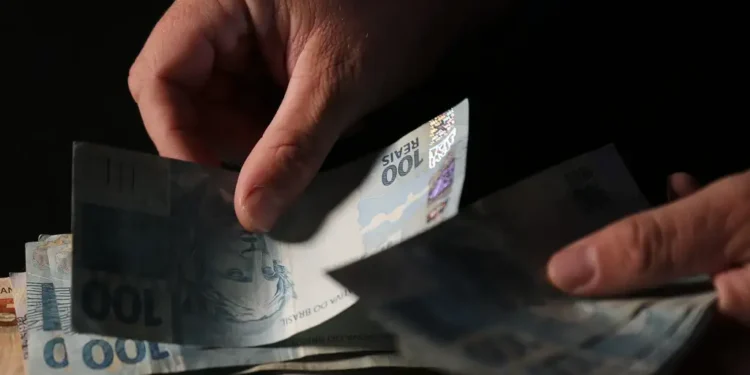 Governo paga benefício familiar de até R$ 1.021 por criança, maior que o Bolsa Família, neste país