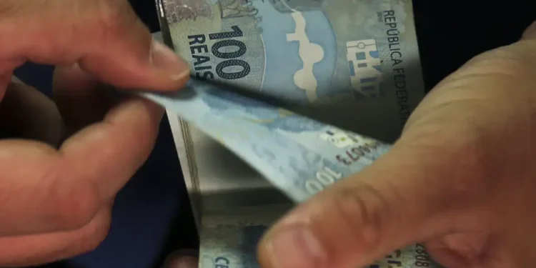 Beneficiários do Bolsa Família podem receber R$ 150 extra no próximo mês
