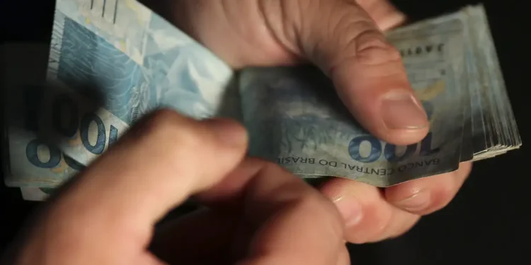 3 profissões que têm direito a um 14º salário no Brasil em 2026