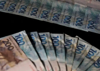 Alunos com 80% de frequência escolar podem receber R$ 200 do benefício Pé-de-Meia