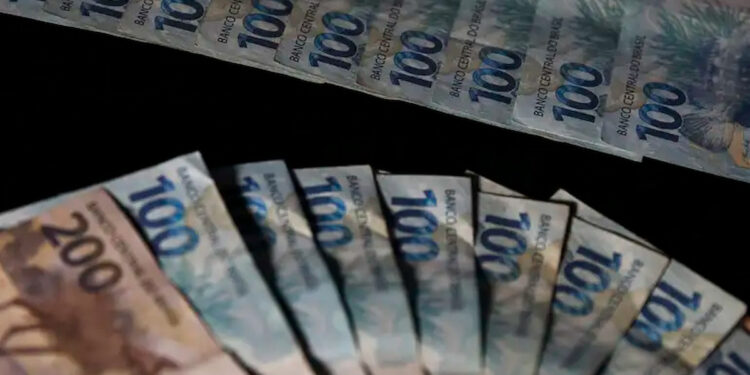 Alunos com 80% de frequência escolar podem receber R$ 200 do benefício Pé-de-Meia