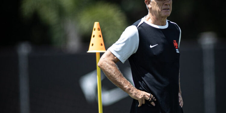 Vasco dispensa volante e pode negociar outro jogador